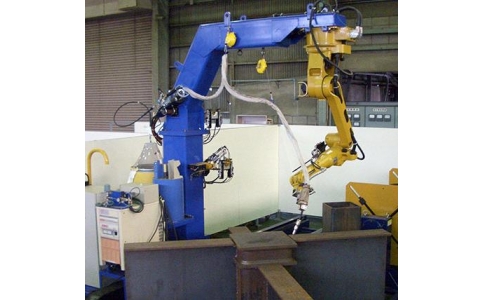 从焊接性能方面来说，焊接机器人性能更为稳定